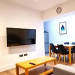 Spacious 6 Bedroom House, 4 Bathrooms, Central, 2 Parking Spaces