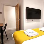 Spacious 6 Bedroom House, 4 Bathrooms, Central, 2 Parking Spaces