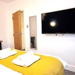 Spacious 6 Bedroom House, 4 Bathrooms, Central, 2 Parking Spaces