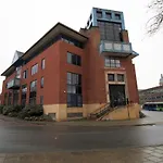 Kingsbridge Point - Cosy One Bed Apartments Near Town Centre, Swindon