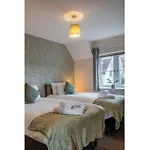 Towpath Gardens Apartment