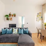 Stylish Flat In Central Location With Free Parking
