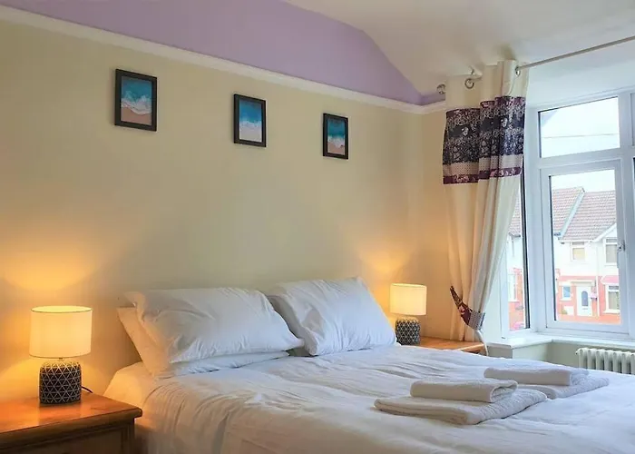 5 Bed, 2 Bath Home + Terrace, Garden & Parking