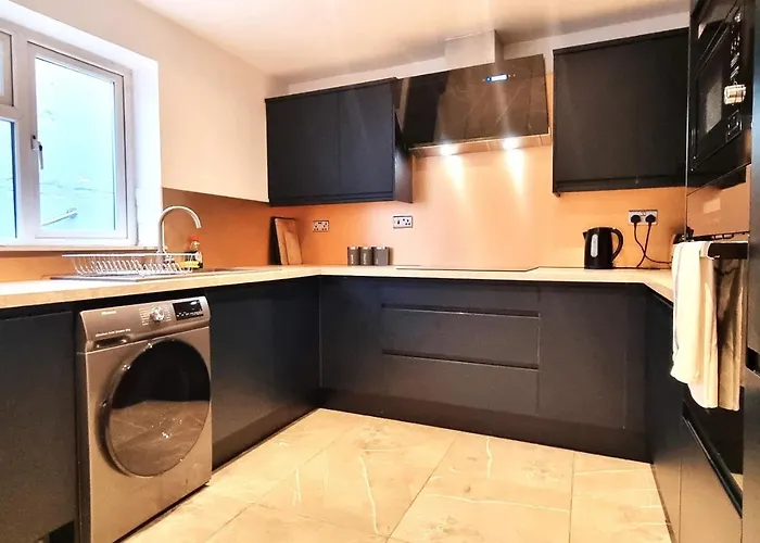 Spacious 6 Bedroom House, 4 Bathrooms, Central, 2 Parking Spaces