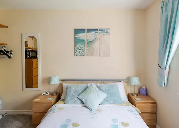 Double Room In Family Home Check-In Between 4-10Pm Only