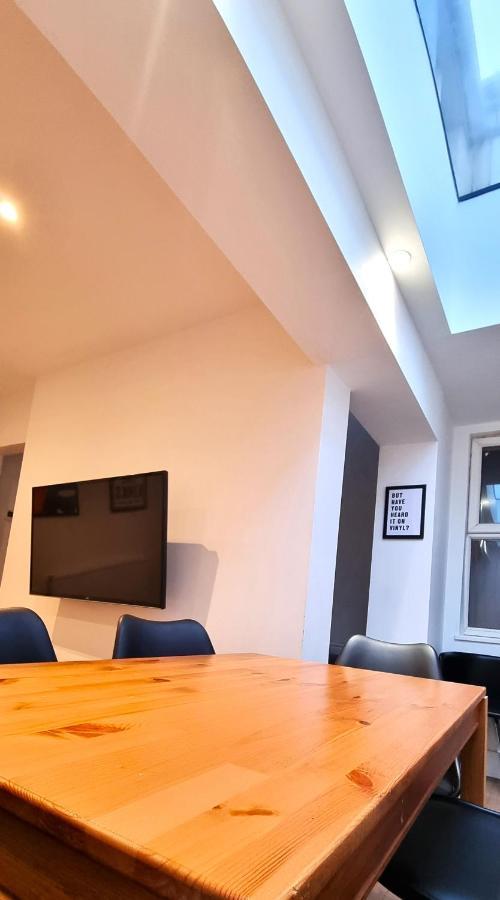 Holiday home Spacious 6 Bedroom House, 4 Bathrooms, Central, 2 Parking Spaces Swindon