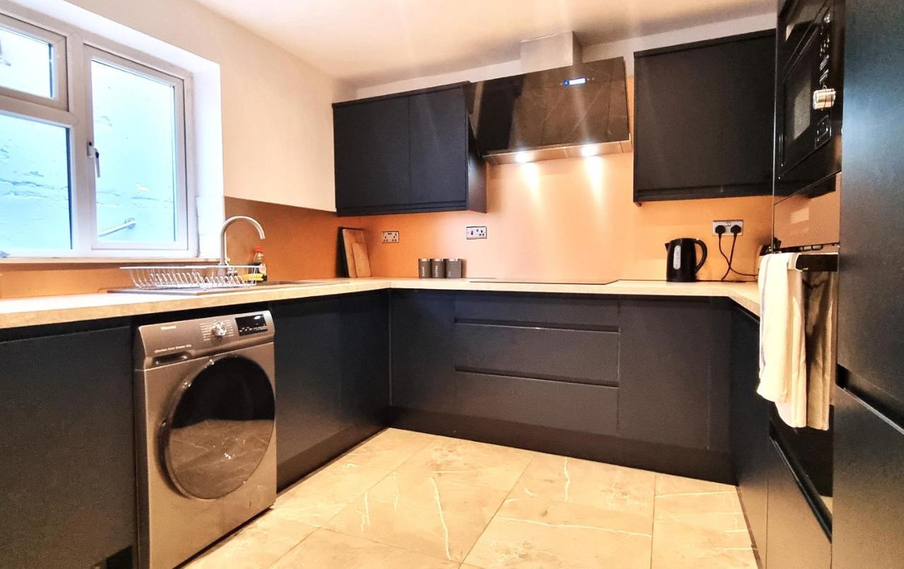 Spacious 6 Bedroom House, 4 Bathrooms, Central, 2 Parking Spaces Swindon