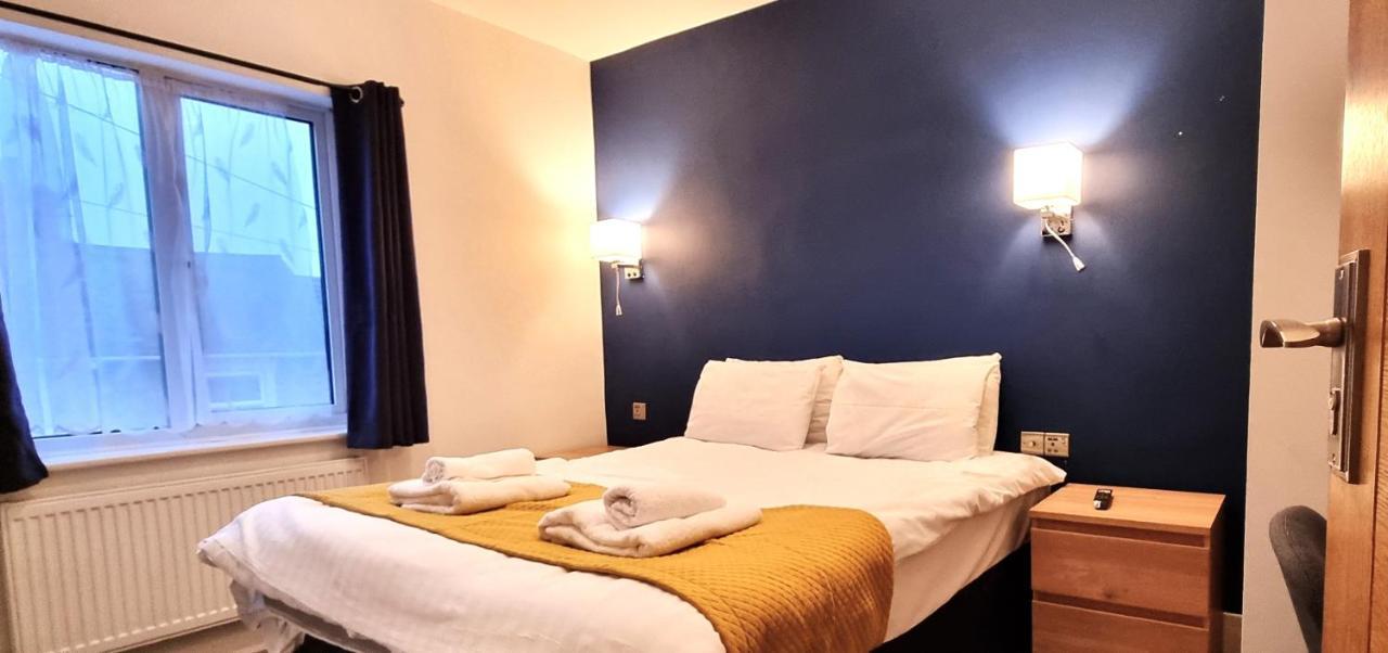 Spacious 6 Bedroom House, 4 Bathrooms, Central, 2 Parking Spaces Holiday home *