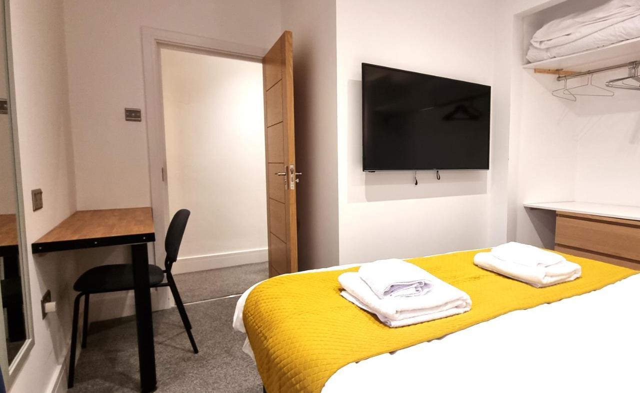 Holiday home Spacious 6 Bedroom House, 4 Bathrooms, Central, 2 Parking Spaces