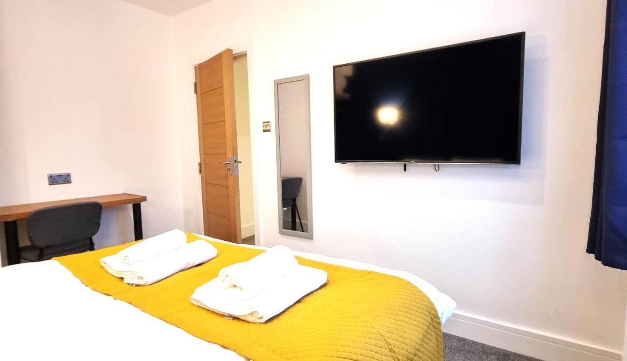 Spacious 6 Bedroom House, 4 Bathrooms, Central, 2 Parking Spaces Holiday home