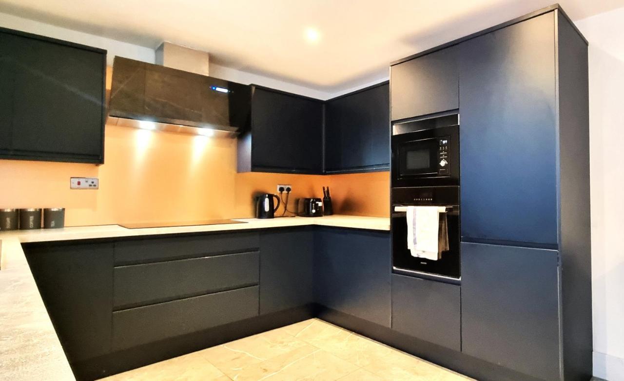 Holiday home Spacious 6 Bedroom House, 4 Bathrooms, Central, 2 Parking Spaces Swindon
