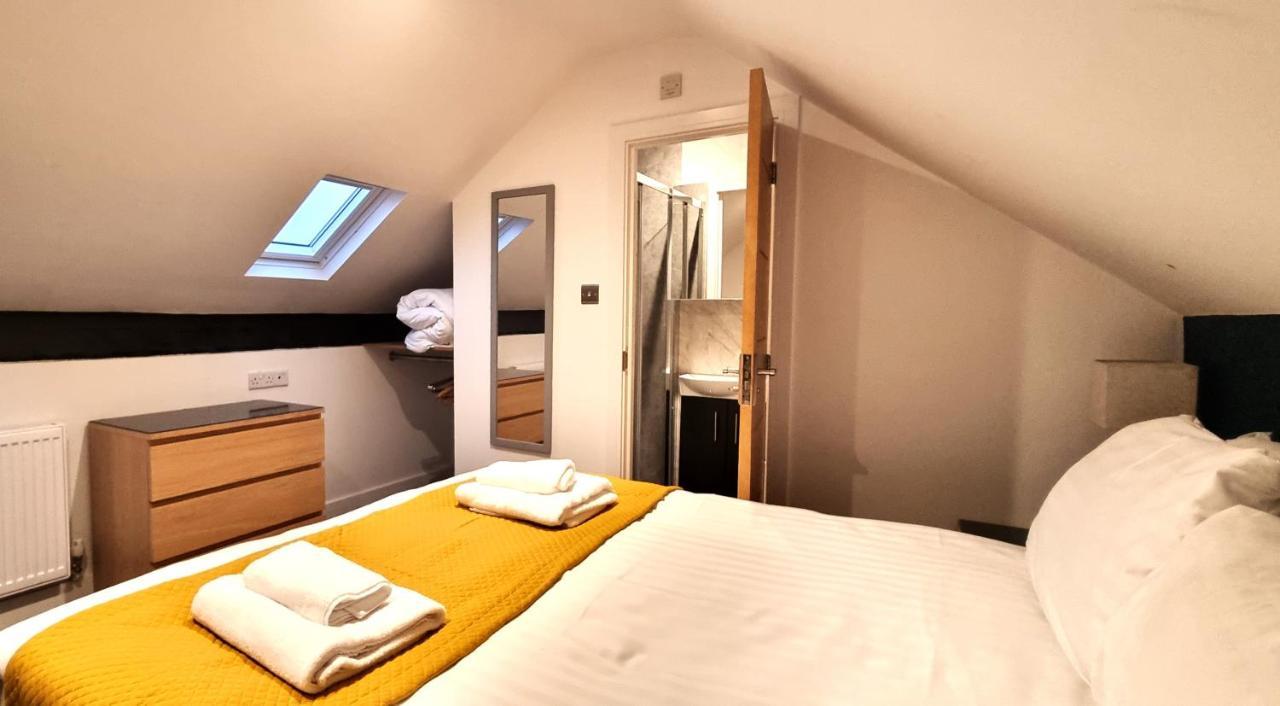 Holiday home Spacious 6 Bedroom House, 4 Bathrooms, Central, 2 Parking Spaces