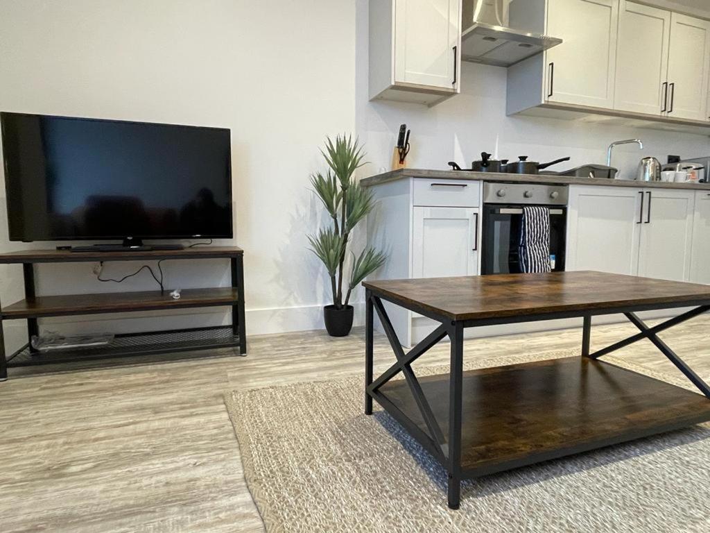 Kingsbridge Point - Cosy One Bed Near Town Centre,