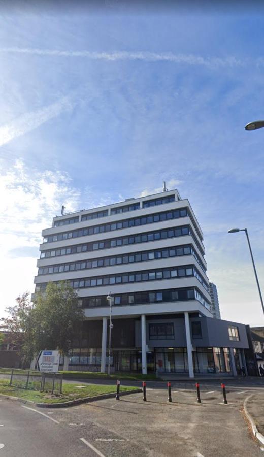 Centered 2 Bed Serviced Apartment- Sherpa Homes * Swindon