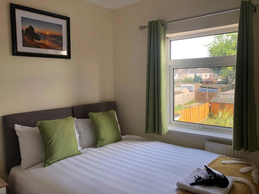 Holiday home Edinburgh Street - Beautiful House With Free Parking And Wifi, Equipped With Comfy Furnitures