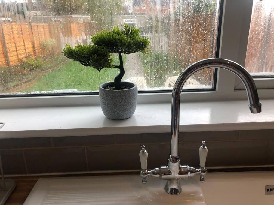 Edinburgh Street - Beautiful House With Free Parking And Wifi, Equipped With Comfy Furnitures