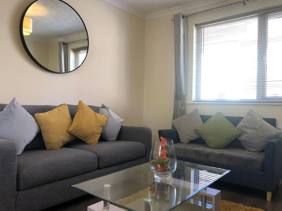 Holiday home Edinburgh Street - Beautiful House With Free Parking And Wifi, Equipped With Comfy Furnitures Swindon