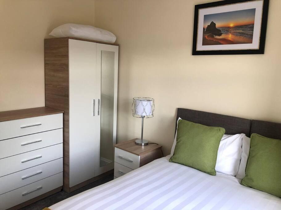 Holiday home Edinburgh Street - Beautiful House With Free Parking And Wifi, Equipped With Comfy Furnitures *