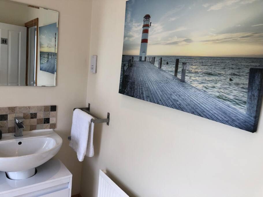 Edinburgh Street - Beautiful House With Free Parking And Wifi, Equipped With Comfy Furnitures *