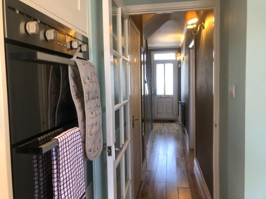 Holiday home Edinburgh Street - Beautiful House With Free Parking And Wifi, Equipped With Comfy Furnitures