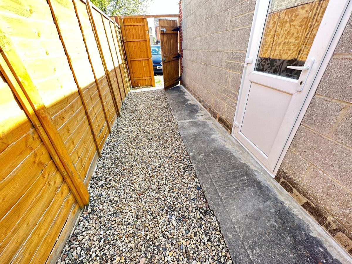 Edinburgh Street - Beautiful House With Free Parking And Wifi, Equipped With Comfy Furnitures Swindon