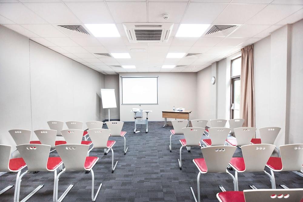 Khách sạn Campanile 3*