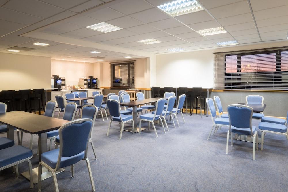 Doubletree By Hilton Swindon