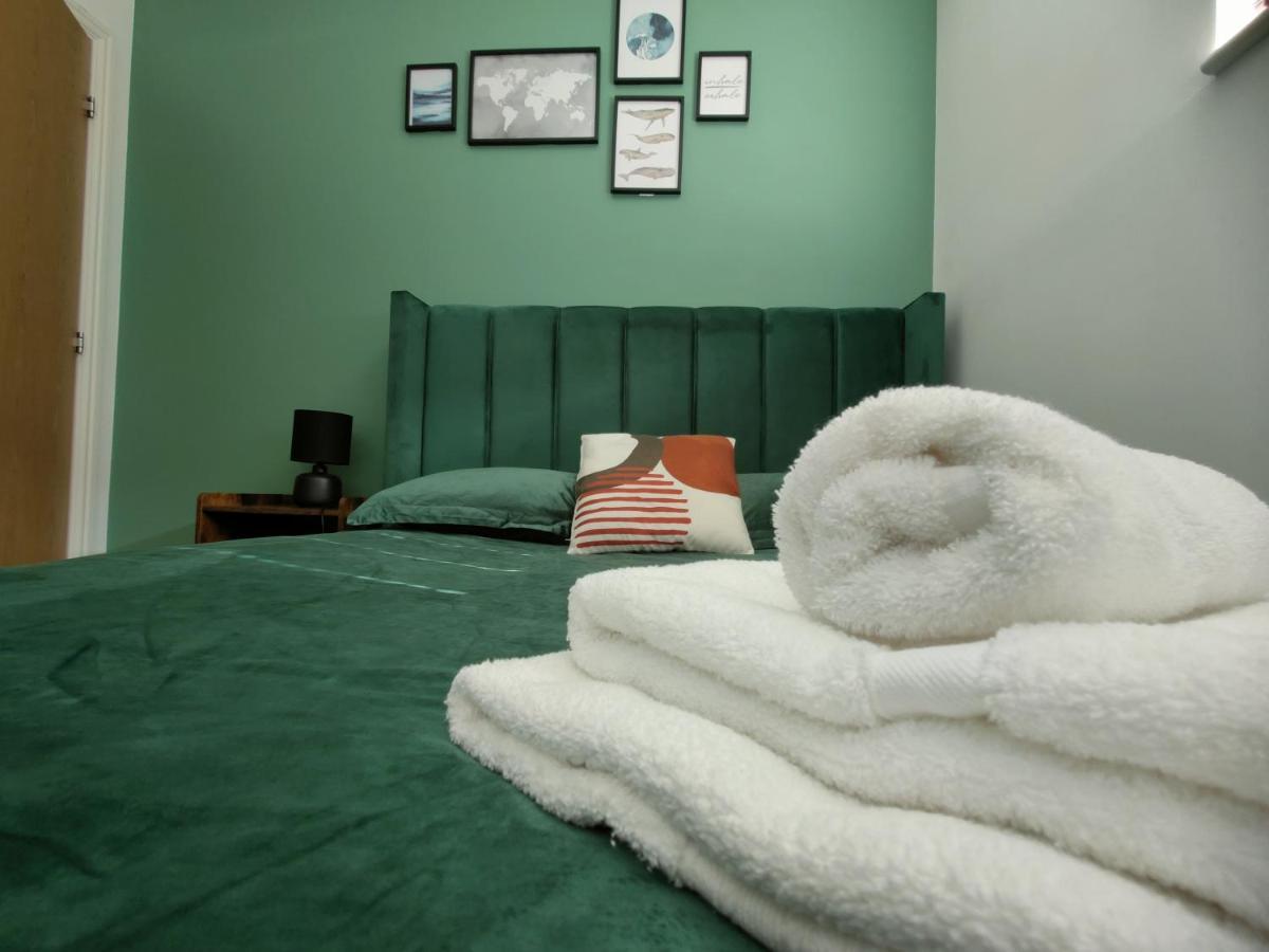 Centered 2 Bed Serviced Apartment- Sherpa Homes * Swindon