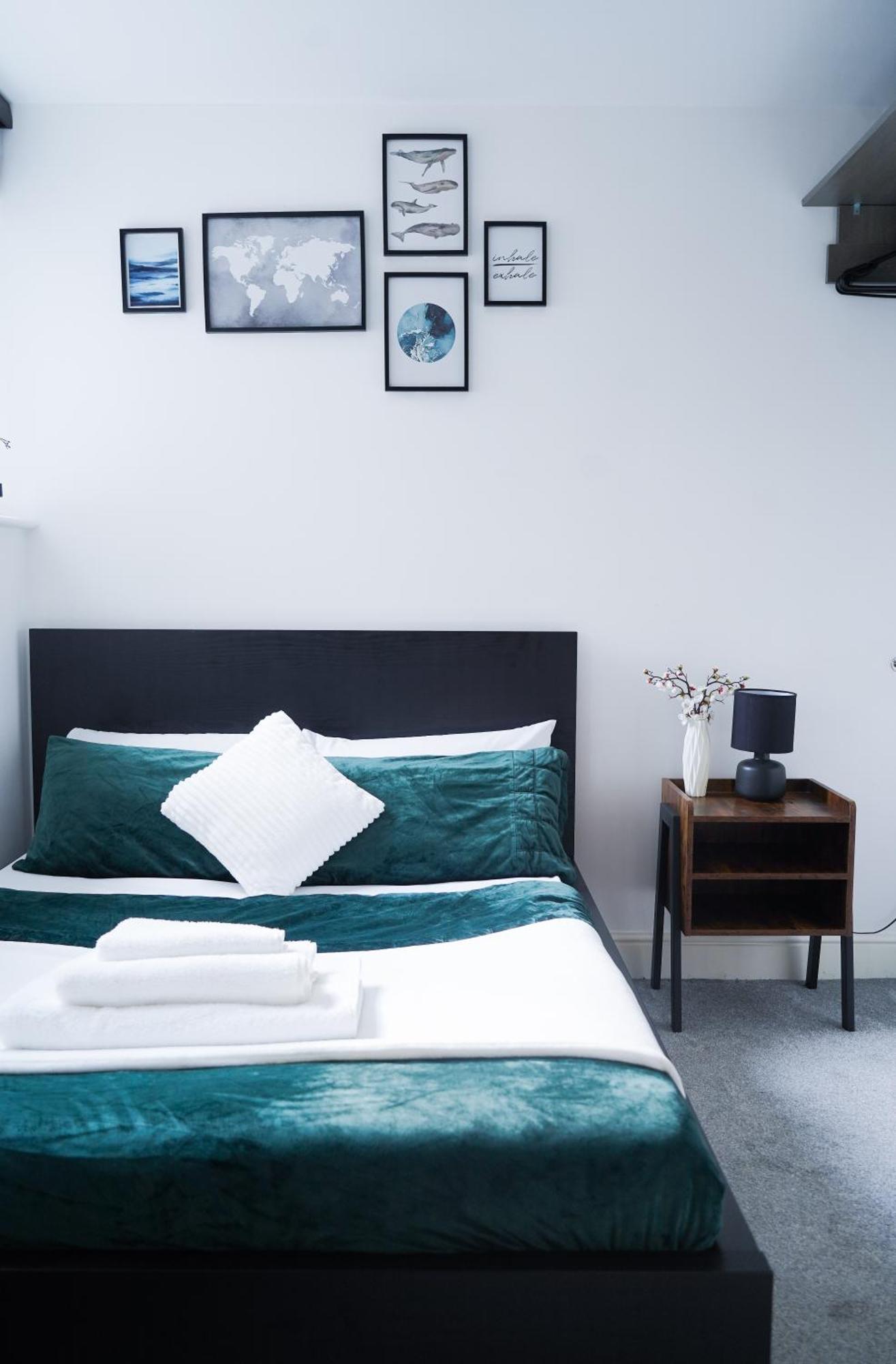 2 Bedroom Silver Lining * Swindon