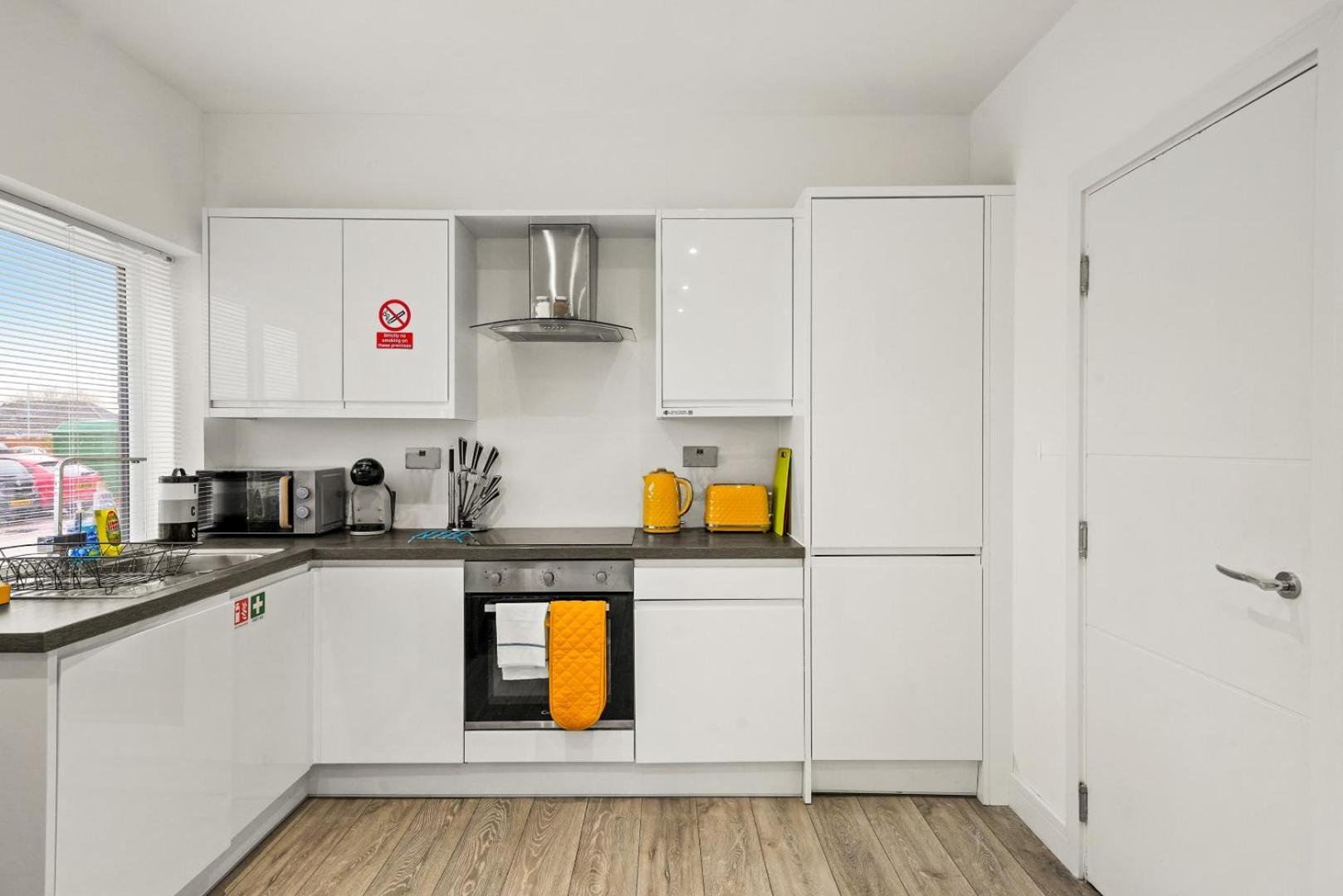 Contractor Sn1 - Free Parking, Full Kitchens, Long Winter Apartment