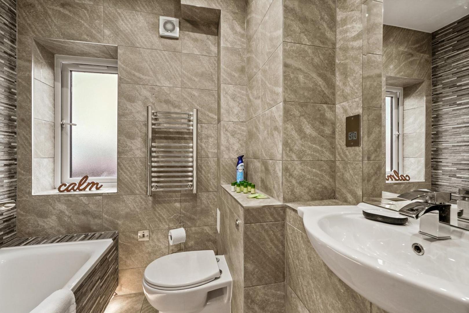 Apartment Contractor Sn1 - Free Parking, Full Kitchens, Long Winter Swindon