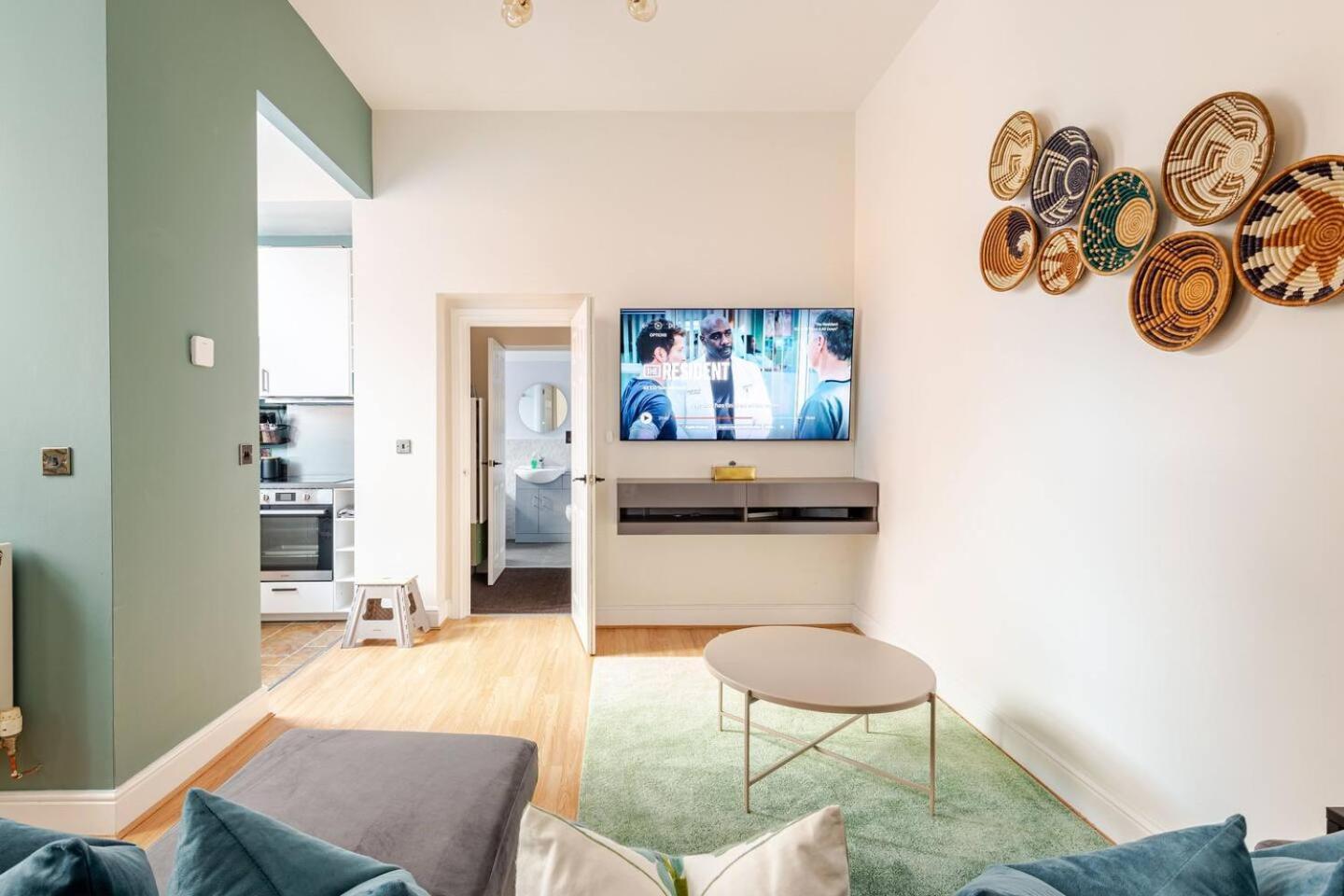 Stylish Flat In Location With Free Parking Apartment Swindon