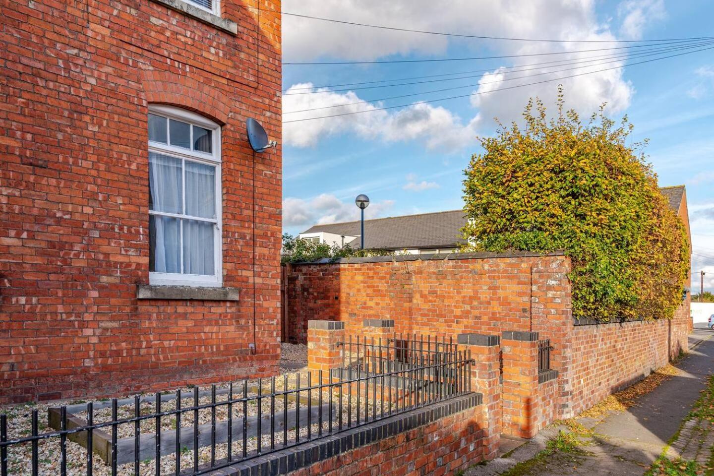 Stylish Flat In Location With Free Parking Apartment *