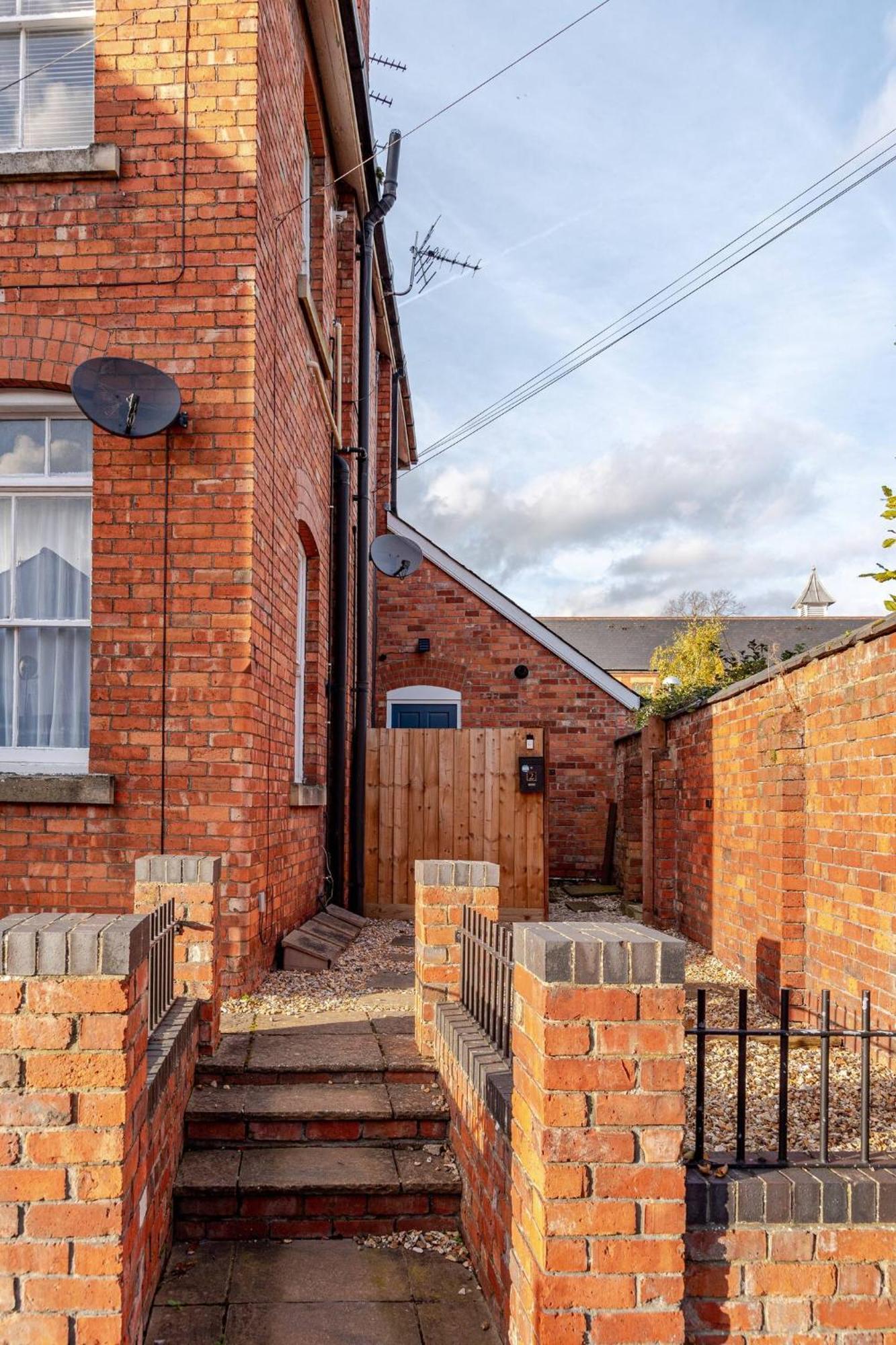 Stylish Flat In Location With Free Parking Apartment Swindon