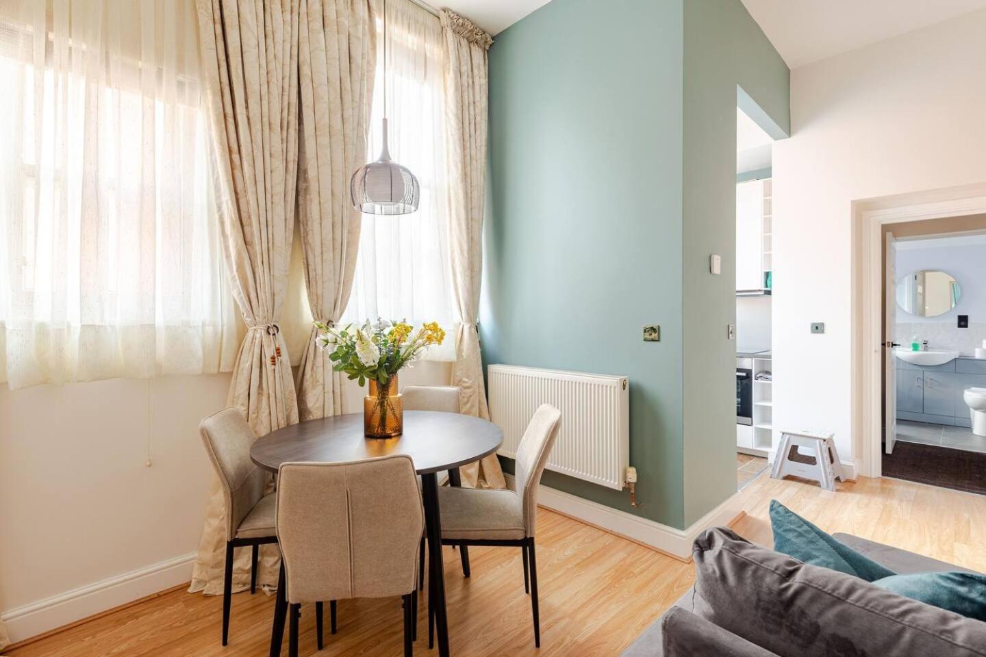 Stylish Flat In Location With Free Parking * Swindon