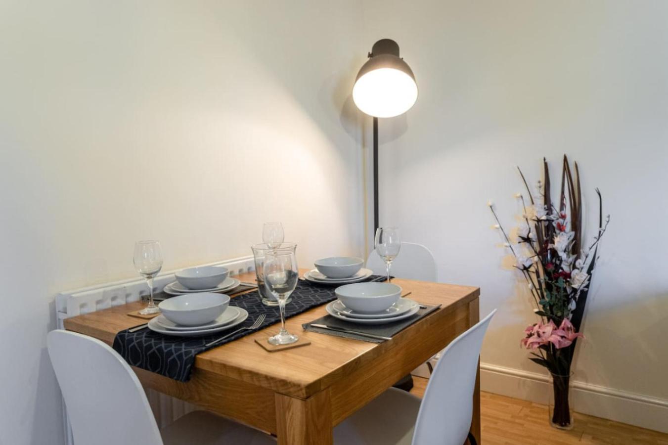 Căn hộ 12fwc, 2 Bedroom Apartment, Sleeps 4, Free Parking, Town Centre Location Swindon