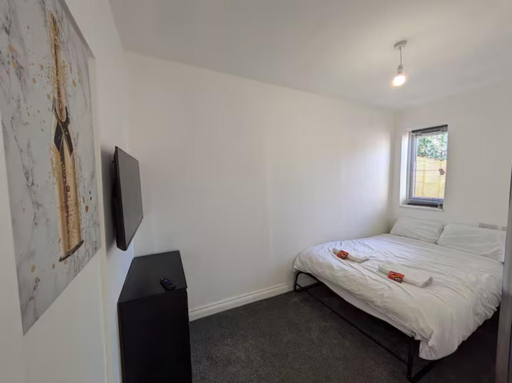 Hot Tub Retreat - * Swindon
