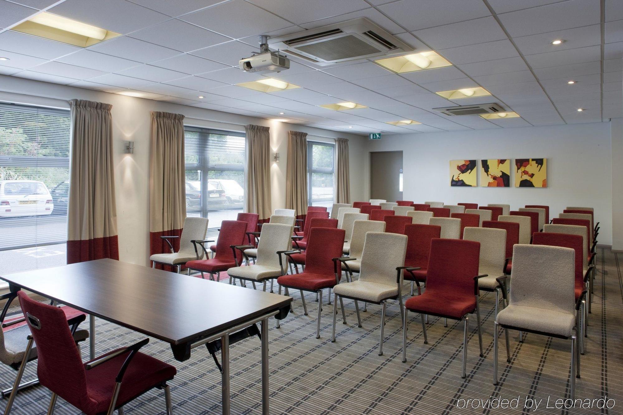 Express West By Ihg Hotel