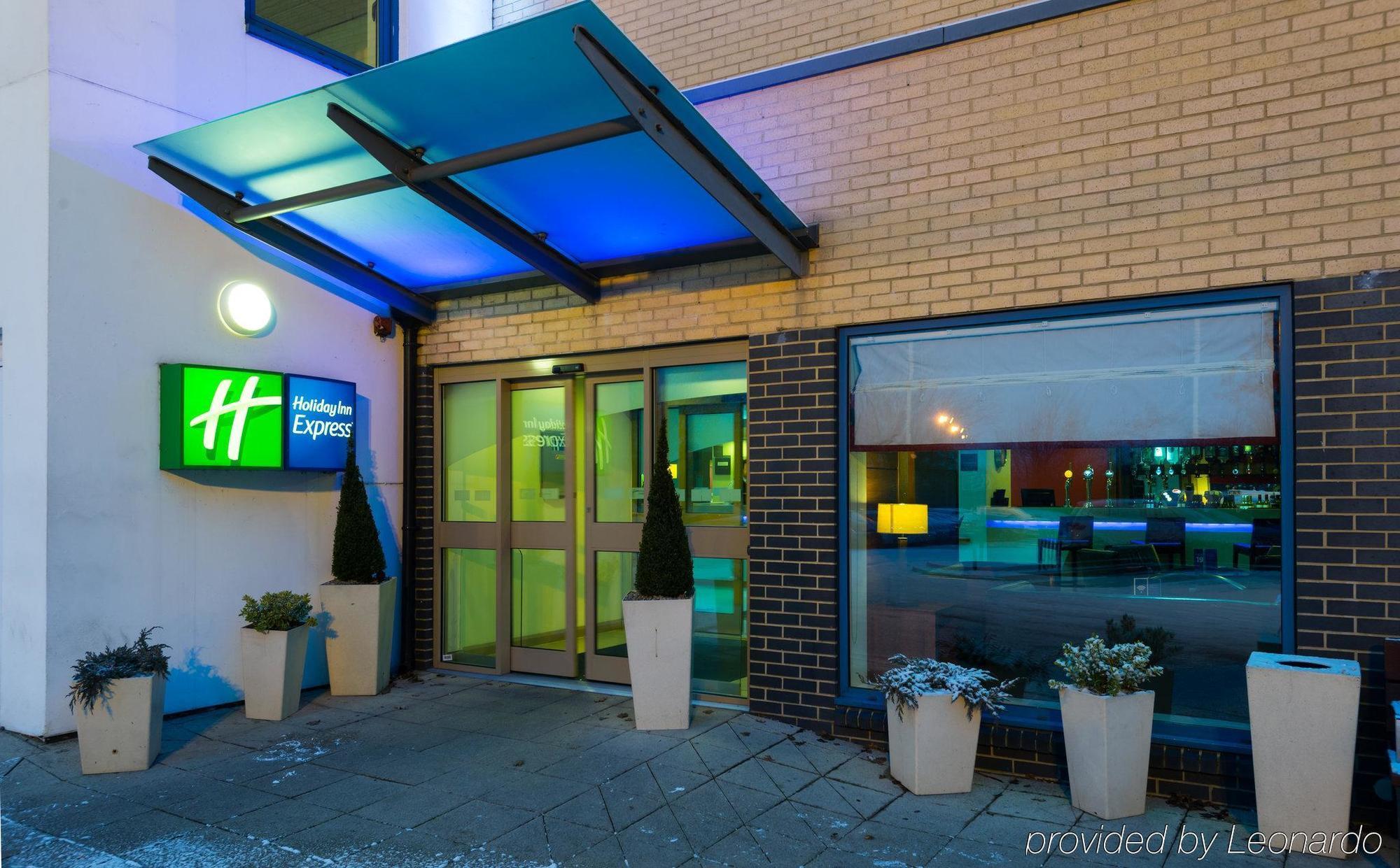 Express West By Ihg Hotel