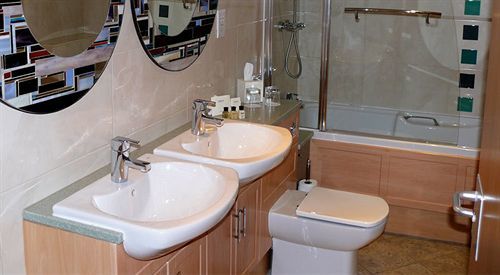 The Highworth 3* Swindon