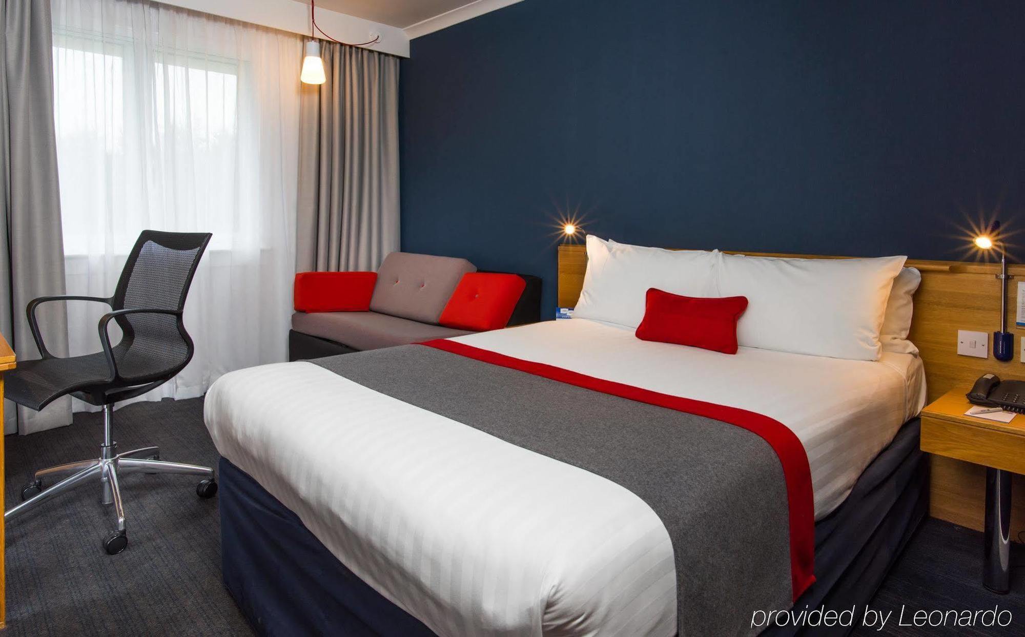 Express West By Ihg Hotel 3*