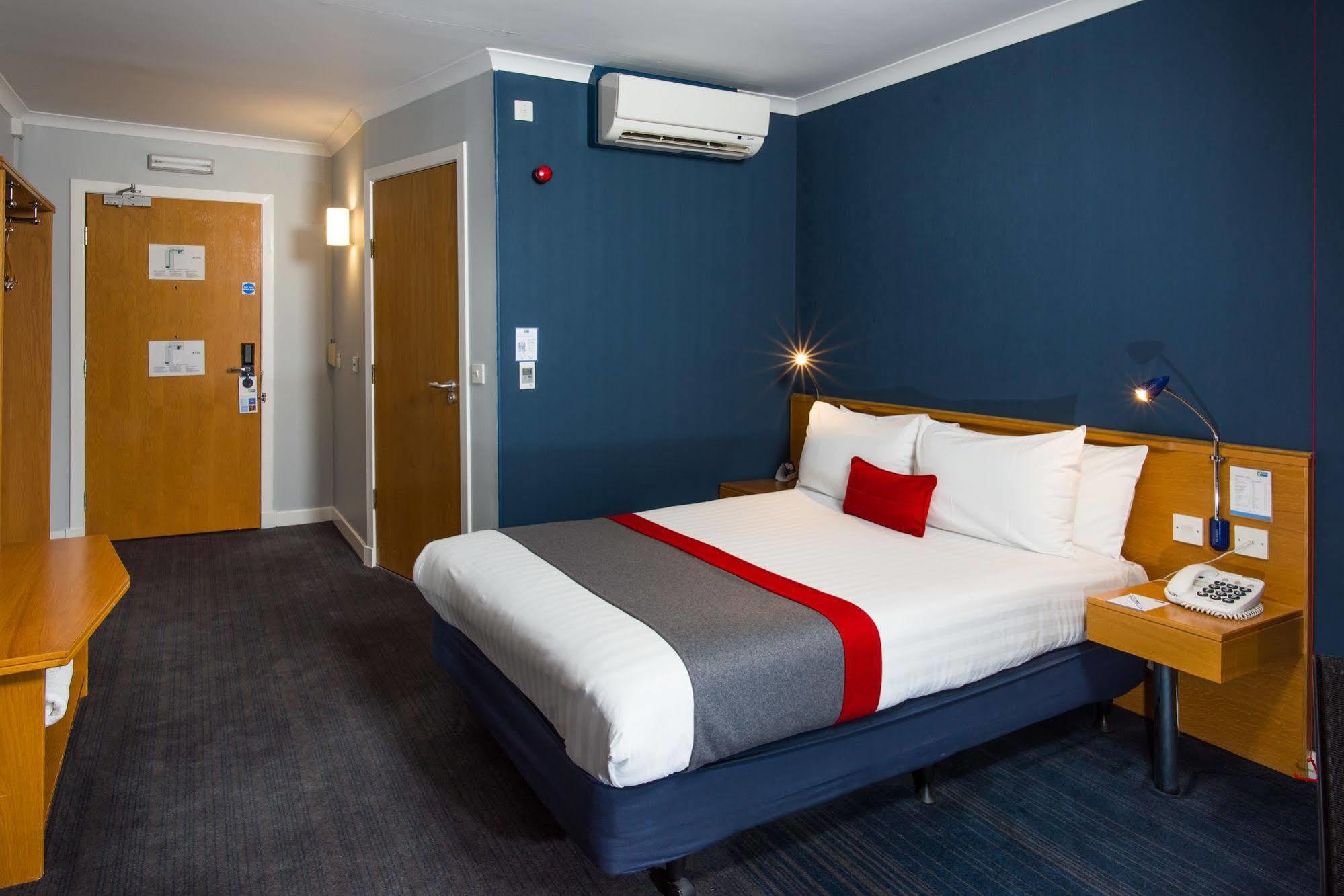 Express West By Ihg Hotel 3*